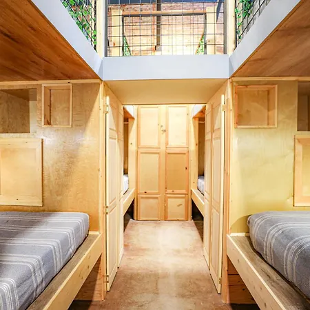 Social Stays - Santa Barbara'S First Hostel On State Street